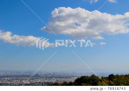 甲山の南側の山麓に位置する甲山大師神呪寺の展望台から大阪市内、二上山、大和葛城山、金剛山方面を望む 76918743