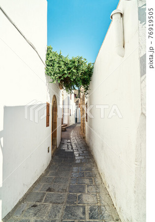 Narrow steep streets with houses whitewashed walls 76919505