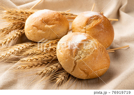 プチフランスパンと小麦穂 76919719