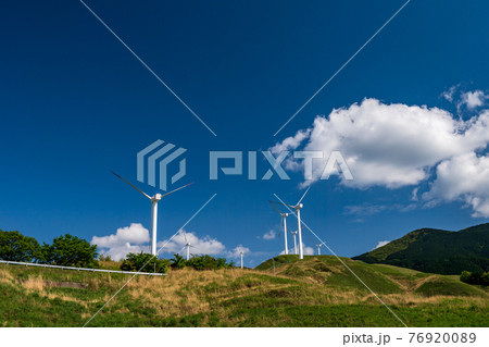 夏の青空と白い雲の風景の中に風力発電が回る 夏の青空と白い雲の風景の中に風力発電が回る 76920089