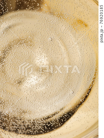 Macro shot of yellow champagne with bubbles. 76920185