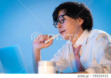 ビジネスマン　残業　電子タバコ 76920432