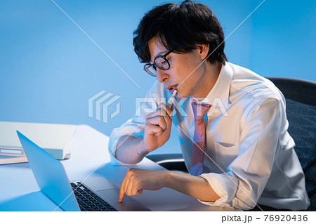 ビジネスマン　残業　電子タバコ 76920436