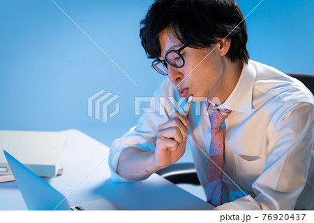 ビジネスマン　残業　電子タバコ 76920437