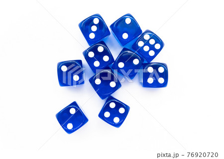 サイコロ　白背景 76920720