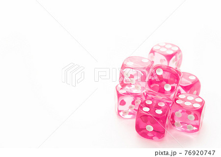 サイコロ　白背景 76920747