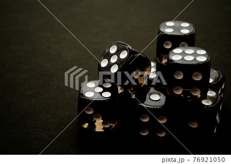 サイコロ　黒背景 76921050