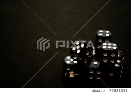 サイコロ　黒背景 76921051