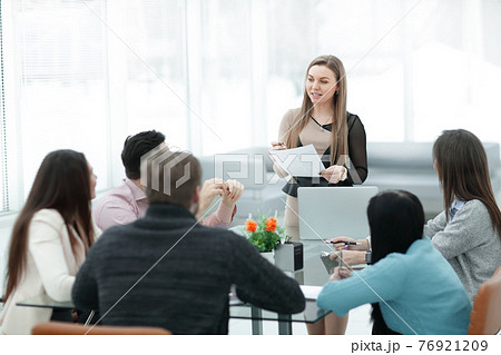 business woman at a briefing with the business team 76921209