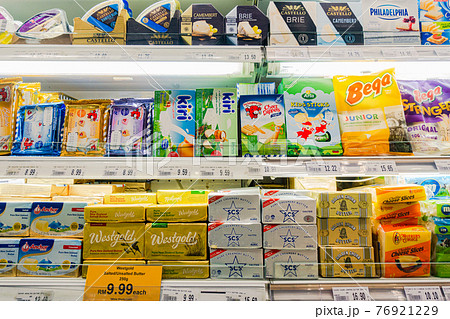 海外スーパーマーケット 乳製品売り場の写真素材
