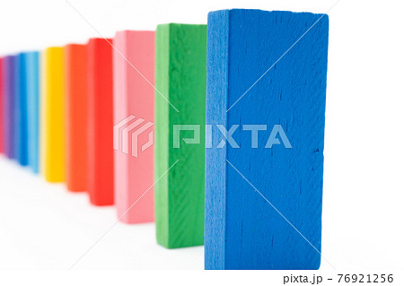 ドミノ 白背景 ドミノ 白背景 76921256