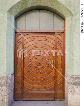 ヨーロッパのおしゃれで珍しい木彫の玄関ドアの写真素材