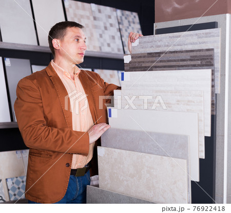 Сustomer choosing kitchen ceramic 76922418