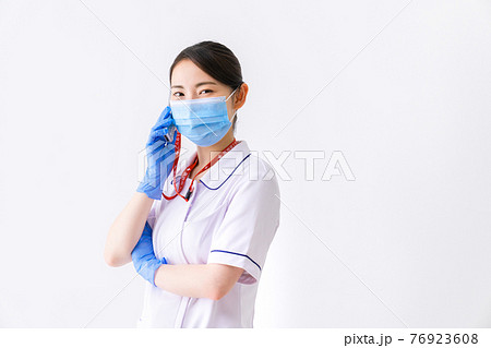 急患の連絡を受ける看護師 76923608