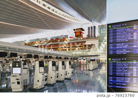 【羽田空港　緊急事態宣言中の第3ターミナル出発ロビー】 76923760