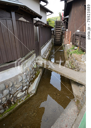 水車のある用水路 76923889