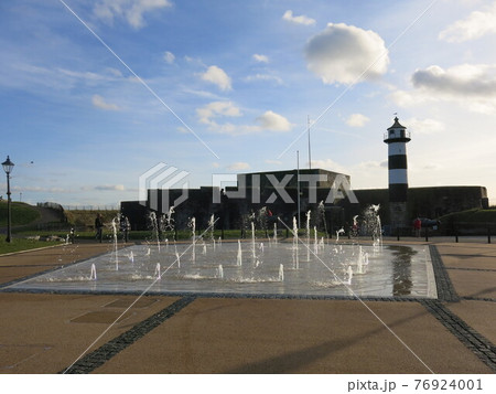 青空と噴水 76924001