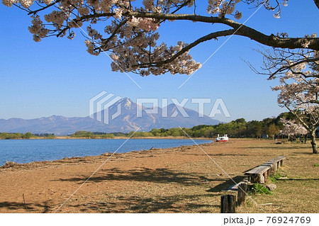 春の猪苗代湖と磐梯山（福島県・猪苗代町） 76924769