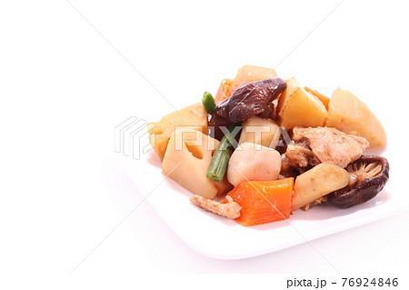 根菜類の煮物　レンコン　人参　ゴボウ　里芋　明るい背景 76924846