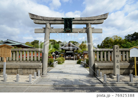 神泉苑　大鳥居と善女龍王社　京都市 76925388