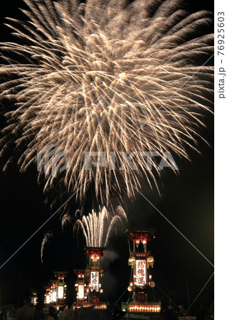 花火と能登のキリコ(あばれ祭 石川県 能登町) 花火と能登のキリコ(あばれ祭 石川県 能登町) 76925603