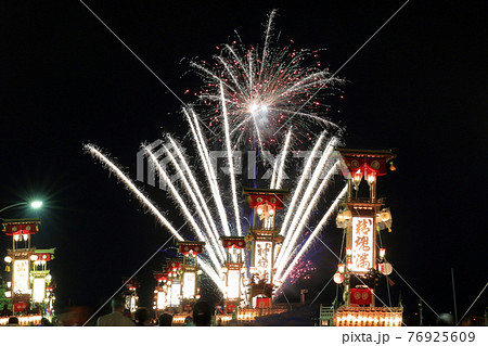 花火と能登半島のキリコ(あばれ祭 石川県 能登町) 花火と能登半島のキリコ(あばれ祭 石川県 能登町) 76925609