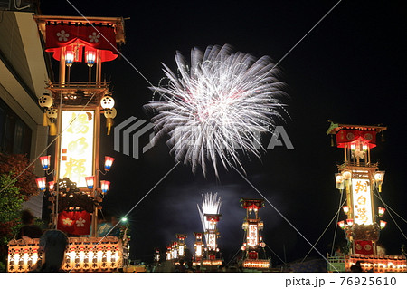 花火と能登のキリコ(あばれ祭 石川県 能登町) 花火と能登のキリコ(あばれ祭 石川県 能登町) 76925610