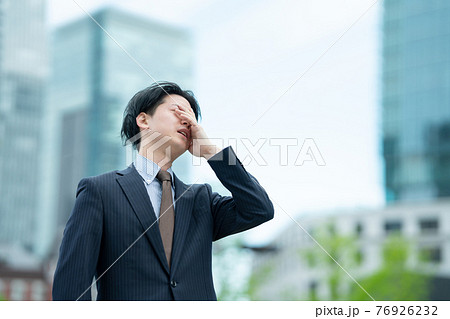 悩む男性 76926232