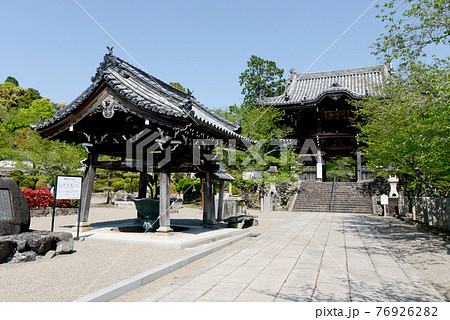 粉河寺 中門と手水舎 和歌山県紀の川市 粉河寺 中門と手水舎 和歌山県紀の川市 76926282