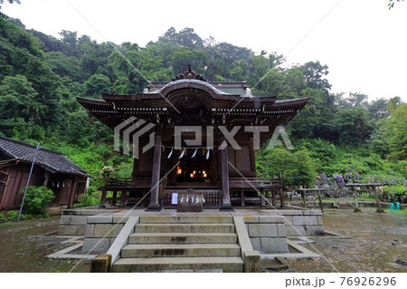 神奈川県 雨の鎌倉 御霊神社の写真素材