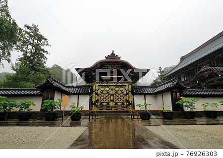 神奈川県　雨の鎌倉　建長寺　唐門 76926303