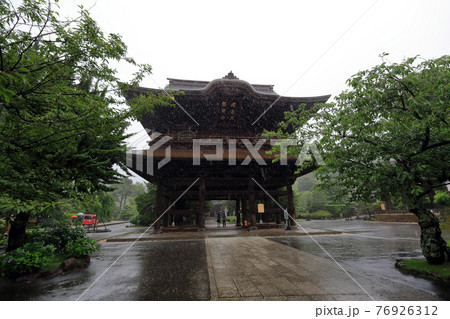 神奈川県　雨の鎌倉　建長寺　山門 76926312