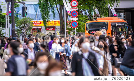 日本の東京都市景観　まん延防止下。まったく効果無し。コロナ禍前と変わらない人出＝4月22日 76926423