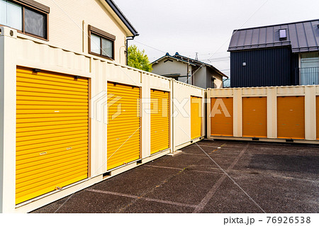 住宅街のレンタルコンテナ 76926538