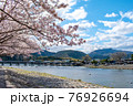 春の京都 嵯峨嵐山 桂川にかかる渡月橋(4月イメージ) 76926694