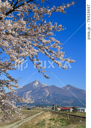 磐越西線と磐梯山（福島県・猪苗代町） 76926697
