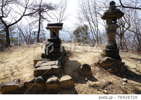 群馬県富岡市　西上州神成山九連峰ハイキングコースにある宇芸神社跡付近山頂 76926720