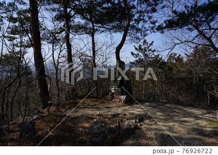 群馬県富岡市 西上州神成山九連峰ハイキングコースにある宇芸神社跡付近の山頂 群馬県富岡市 西上州神成山九連峰ハイキングコースにある宇芸神社跡付近の山頂 76926722