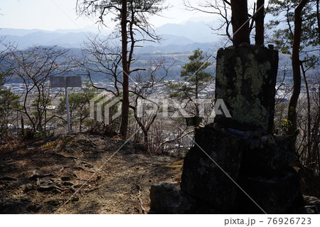 群馬県富岡市　西上州神成山九連峰ハイキングコースにある山頂からの景色 76926723