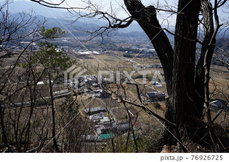 群馬県富岡市　西上州神成山九連峰ハイキングコースにある山頂からの景色 76926725