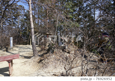 群馬県富岡市 西上州神成山九連峰ハイキングコースにある吾妻山頂 群馬県富岡市 西上州神成山九連峰ハイキングコースにある吾妻山頂 76926952