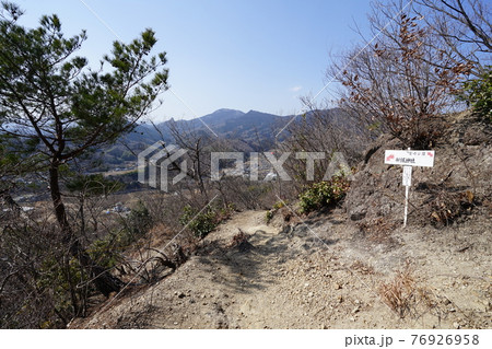 群馬県富岡市 西上州神成山九連峰ハイキングコースにある吾妻山頂 群馬県富岡市 西上州神成山九連峰ハイキングコースにある吾妻山頂 76926958