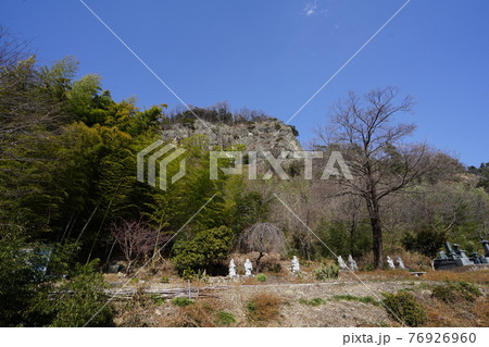 群馬県富岡市 西上州神成山九連峰ハイキングコースにある吾妻山頂付近を下から眺める 群馬県富岡市 西上州神成山九連峰ハイキングコースにある吾妻山頂付近を下から眺める 76926960