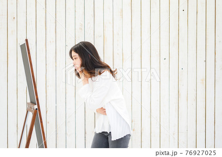 ダイエットをする若い女性 ダイエットをする若い女性 76927025