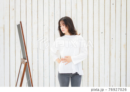 ダイエットをする若い女性 ダイエットをする若い女性 76927026