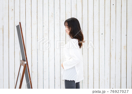 ダイエットをする若い女性 ダイエットをする若い女性 76927027