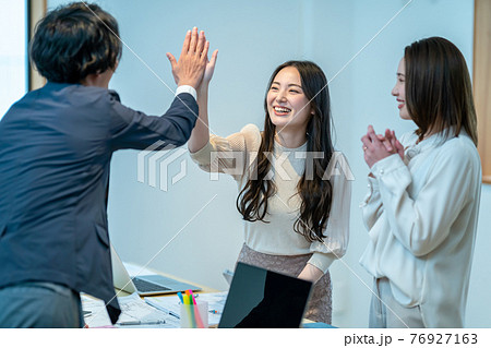 ビジネス 女性 二人 オフィス ハイタッチ ビジネス 女性 二人 オフィス ハイタッチ 76927163