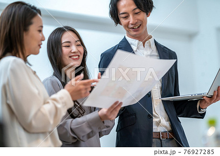 住宅の間取り図面を見ながら打ち合わせをする男女三人 建築士 ビジネスシーン 住宅の間取り図面を見ながら打ち合わせをする男女三人 建築士 ビジネスシーン 76927285