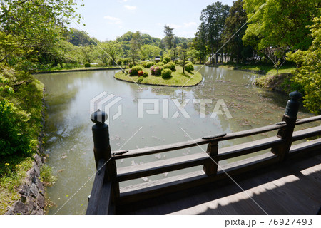 根来寺 聖天堂から聖天池を望む 和歌山県岩出市 根来寺 聖天堂から聖天池を望む 和歌山県岩出市 76927493