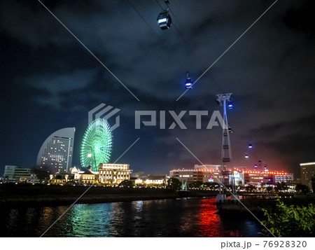 【横浜みなとみらい】ヨコハマエアキャビンと大観覧車コスモクロック21のある夜景 【横浜みなとみらい】ヨコハマエアキャビンと大観覧車コスモクロック21のある夜景 76928320